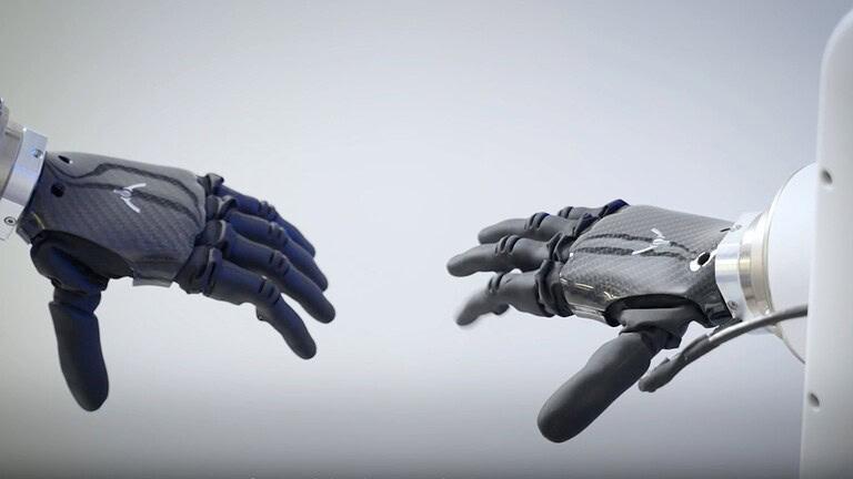 Mano bionica ABB e PSYONIC: così i robot imparano la delicatezza