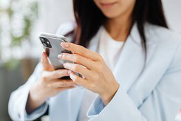 Smartphone troppo vicino agli occhi: la distanza giusta secondo gli oculisti
