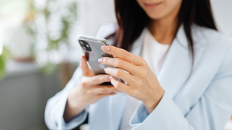 La distanza giusta per tenere lo smartphone secondo gli oculisti