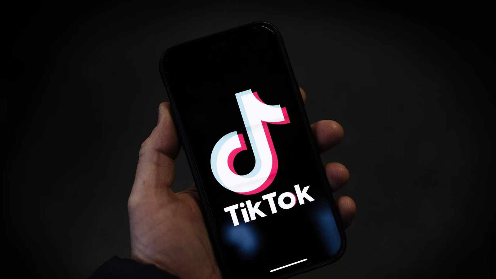 TikTok: oltre la metà dei video mostrati ai nuovi utenti sarebbe generata dall'IA