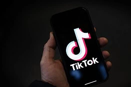 TikTok: oltre la metà dei video mostrati ai nuovi utenti sarebbe generata dall’IA