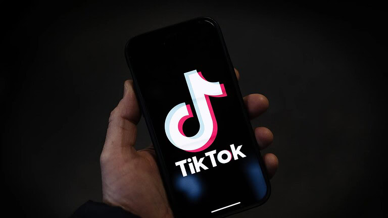 TikTok: oltre la metà dei video mostrati ai nuovi utenti sarebbe generata dall'IA