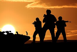 Droni militari, un solo soldato comanda interi sciami con l’IA
