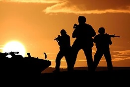Droni militari, un solo soldato comanda interi sciami con l’IA