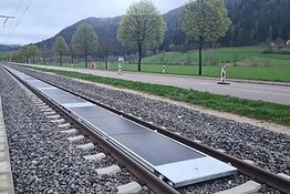 Pannelli solari tra i binari: in Svizzera il test che produce energia