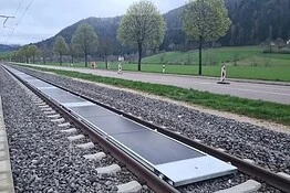 Pannelli solari tra i binari: in Svizzera il test che produce energia