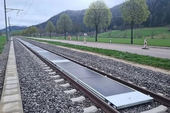 Pannelli solari tra i binari: in Svizzera il test che produce energia
