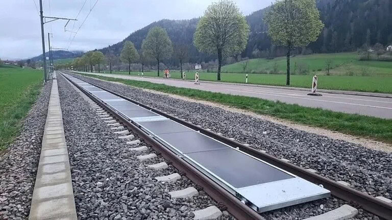 Pannelli solari tra i binari: in Svizzera il test che produce energia