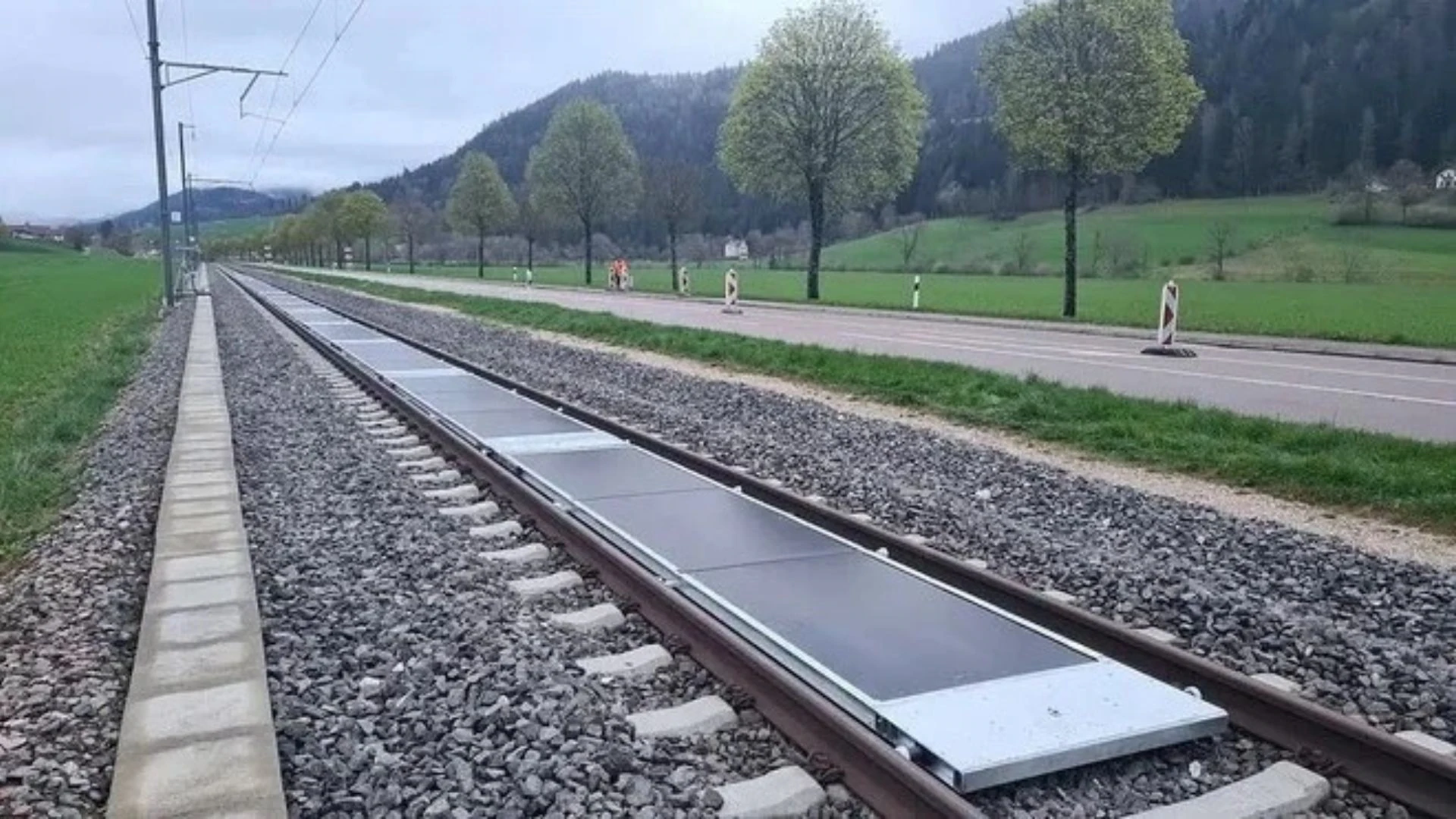 Pannelli solari tra i binari: in Svizzera il test che produce energia