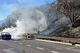 Porsche 911 in fiamme al Valsugana Historic Rally, paura durante la prova speciale