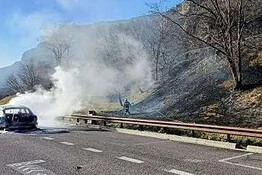 Porsche 911 in fiamme al Valsugana Historic Rally, paura durante la prova speciale