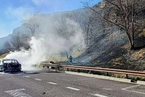 Porsche 911 in fiamme al Valsugana Historic Rally, paura durante la prova speciale