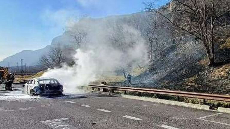 Porsche 911 in fiamme al Valsugana Historic Rally, paura durante la prova speciale
