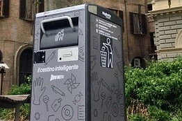 Bologna, la spazzatura diventa smart: ecco i cestini a energia solare in centro