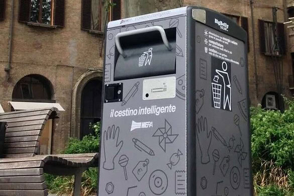 Bologna, la spazzatura diventa smart: ecco i cestini a energia solare in centro