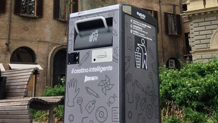 Bologna, la spazzatura diventa smart: ecco i cestini a energia solare in centro