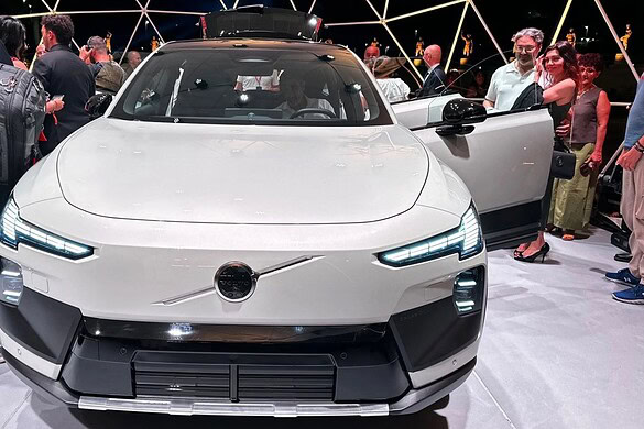Volvo EX60 e EX60 Cross Country, anteprima italiana al Foro Italico