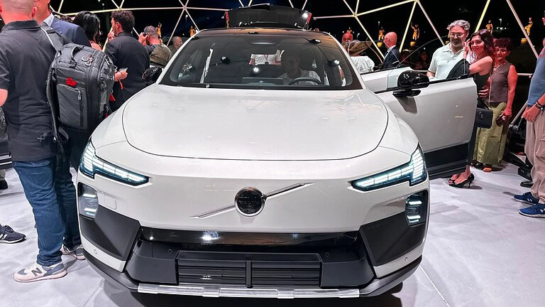 Volvo EX60 e EX60 Cross Country, anteprima italiana al Foro Italico