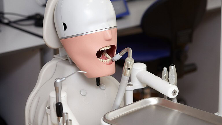 Robot dentista MIR prepara la corona in una sola visita