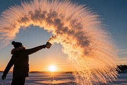 Acqua bollente, ecco perché se la lanci in aria diventa subito ghiaccio