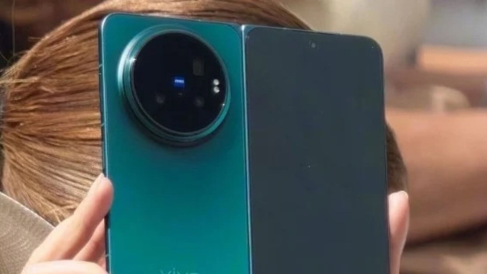 Vivo X Fold 6 si mostra dal vivo: batteria enorme e fotocamere ZEISS