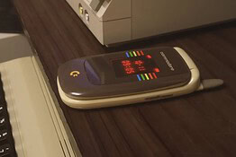 Commodore Callback 8020: il flip phone anti-stress senza social né feed