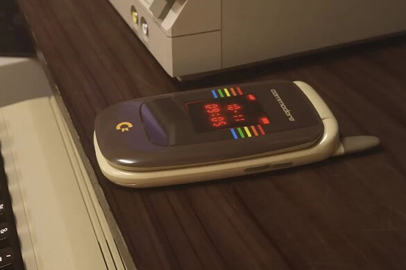 Commodore Callback 8020: il flip phone anti-stress senza social né feed