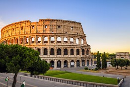 Auto elettriche, addio agli ingressi gratis nelle ZTL di Roma: arriva il pass