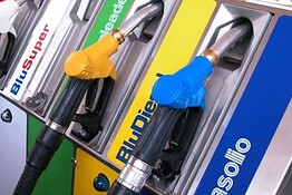 Carburanti: crolla il petrolio dopo l’intesa USA-Iran, cosa cambia per benzina e diesel