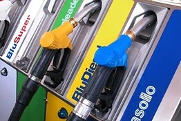 Carburanti: crolla il petrolio dopo l’intesa USA-Iran, cosa cambia per benzina e diesel