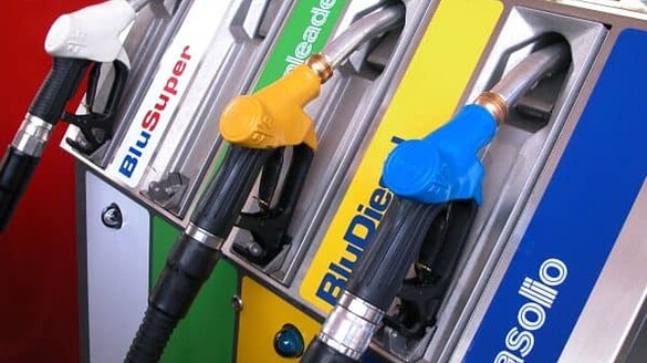 Carburanti: crolla il petrolio dopo l’intesa USA-Iran, cosa cambia per benzina e diesel