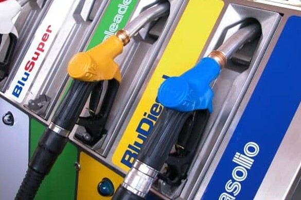Carburanti: crolla il petrolio dopo l’intesa USA-Iran, cosa cambia per benzina e diesel