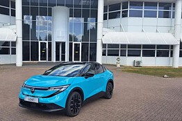 Nissan combina AI e pannelli solari per ricaricare l’auto col sole