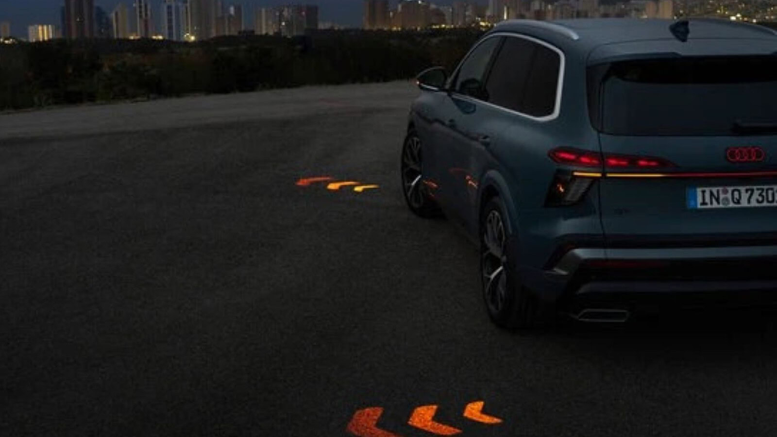 Audi Q7 proietta le frecce sull’asfalto: possono cambiare la sicurezza stradale?
