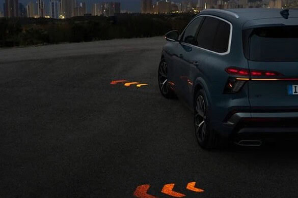 Audi Q7 proietta le frecce sull’asfalto: possono cambiare la sicurezza stradale?