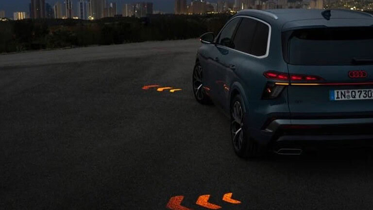 Audi Q7 proietta le frecce sull’asfalto: possono cambiare la sicurezza stradale?