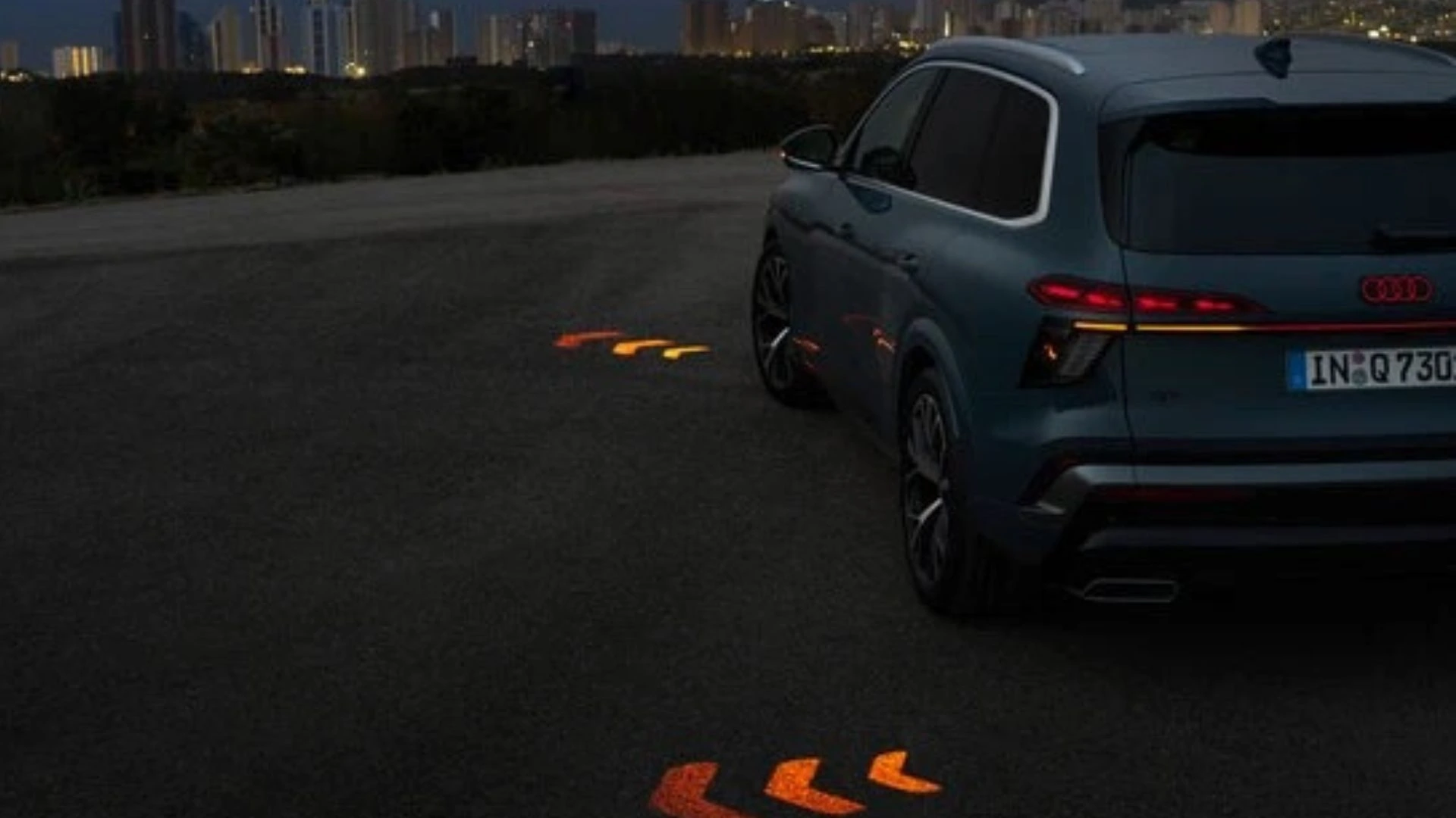 Audi Q7 proietta le frecce sull’asfalto: possono cambiare la sicurezza stradale?