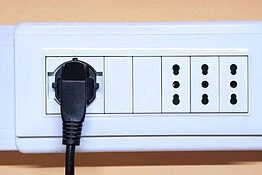 Perché in Italia la presa di corrente ha tre buchi in linea?