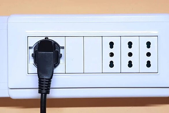 Perché in Italia la presa di corrente ha tre buchi in linea?