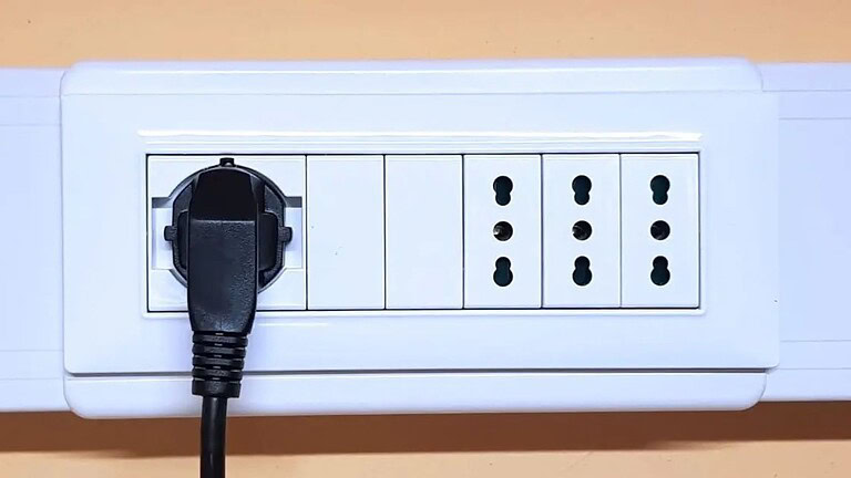 Perché in Italia la presa di corrente ha tre buchi in linea?