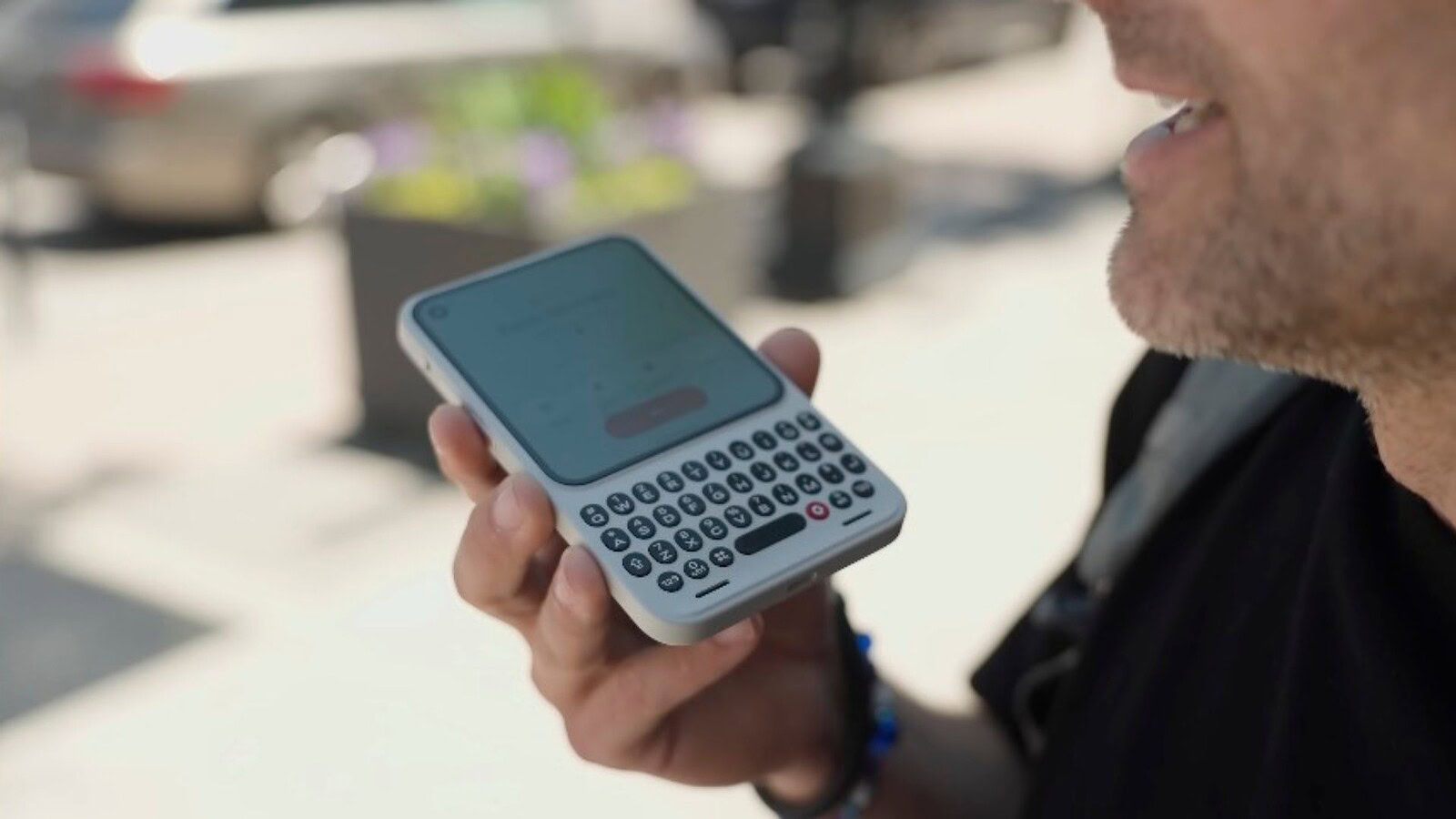 Clicks Communicator: suona un video dello smartphone con tastiera fisica