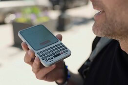 Clicks Communicator: suona un video dello smartphone con tastiera fisica
