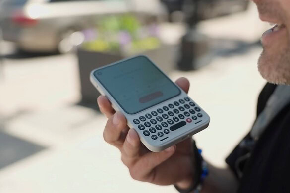 Clicks Communicator: suona un video dello smartphone con tastiera fisica