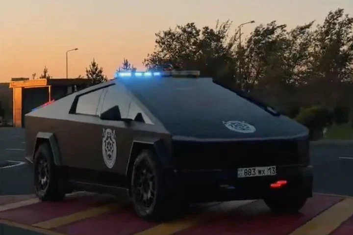 Tesla Cybertruck diventa mezzo di soccorso in Kazakistan | FOTO