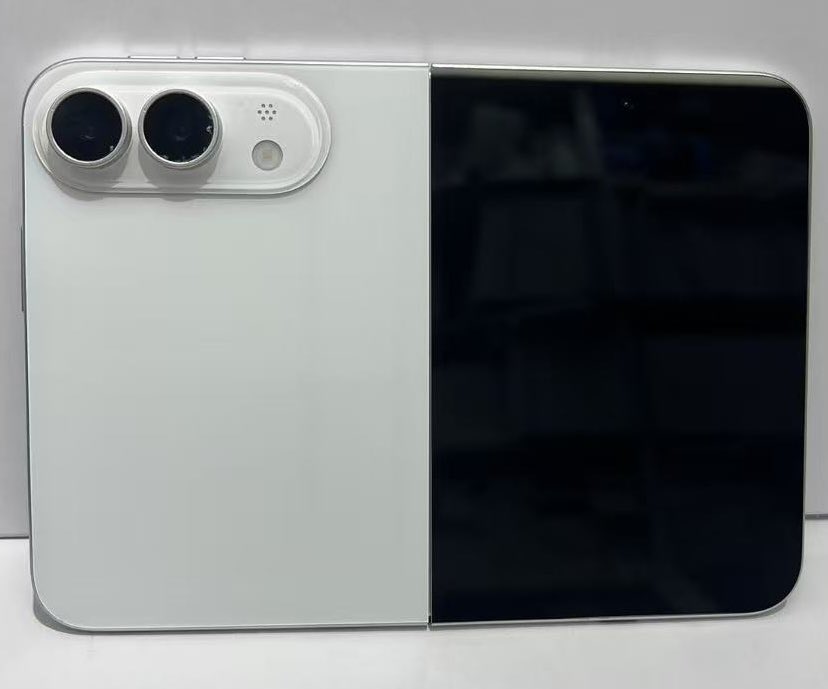 iPhone Ultra, le prime immagini svelano il design del pieghevole Apple