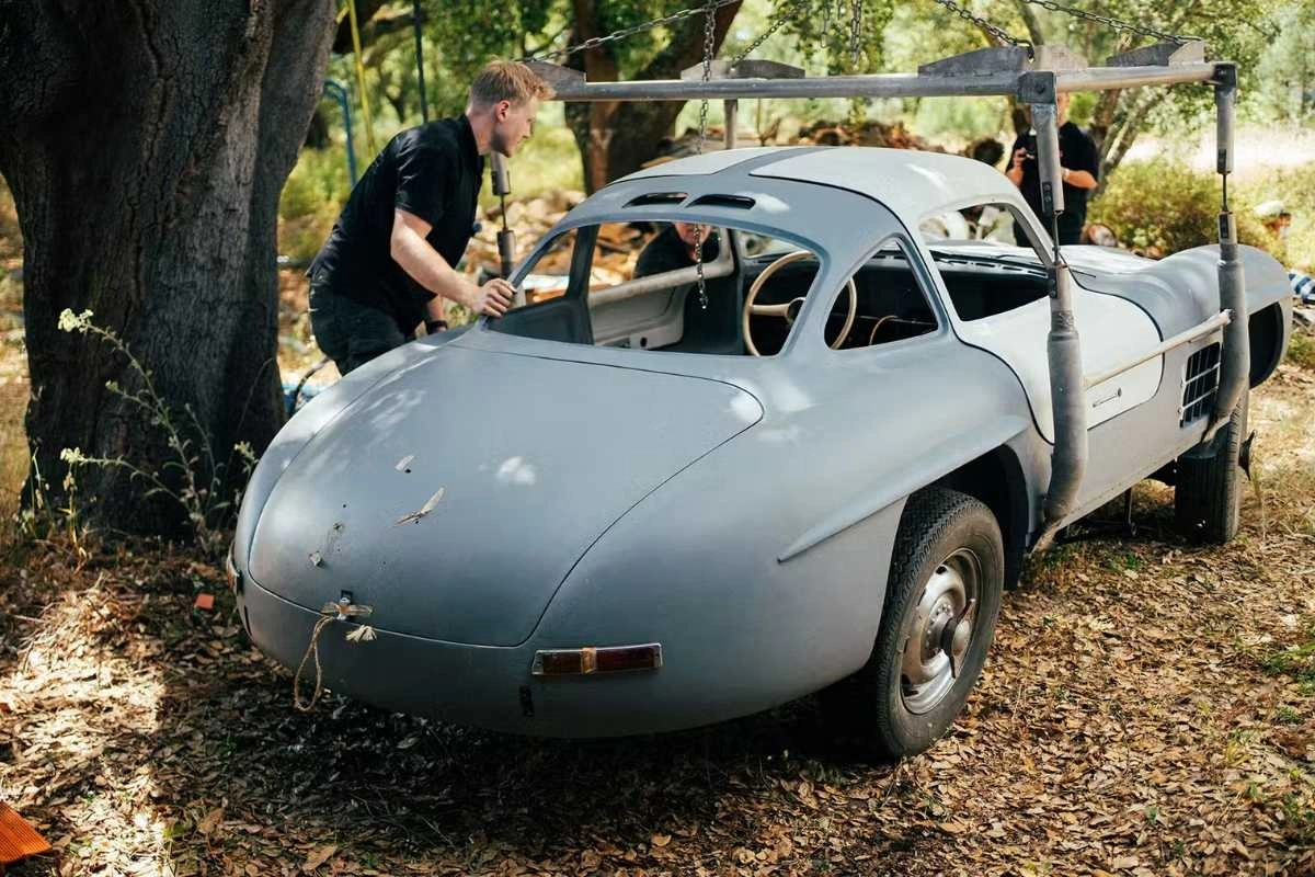 Mercedes 300 SL Gullwing ritrovata in un capannone dopo 30 anni