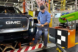 General Motors licenzia 1.300 operai e installa 50 robot: il sindacato insorge