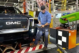 General Motors licenzia 1.300 operai e installa 50 robot: il sindacato insorge