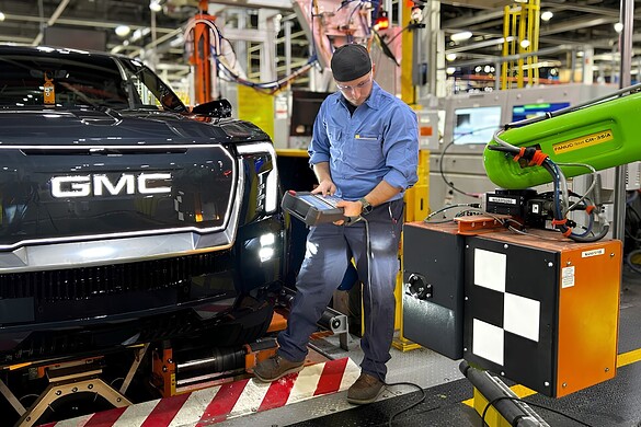 General Motors licenzia 1.300 operai e installa 50 robot: il sindacato insorge