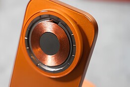 Nomad Stand One trasparente: il caricatore Qi2 da 25W in edizione limitata